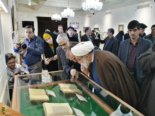 تولیت آستان قدس رضوی: 


اقبال مردم به کتاب مفاتیح الجنان، به خاطر صداقت شیخ عباس قمی است
 2