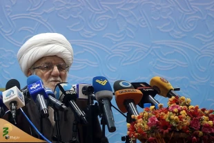 رئیس دفتر مقام معظم رهبری:

عزت از دست رفته امت اسلام جز با وحدت باز نمی‌گردد 4