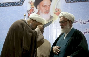 رئیس دفتر مقام معظم رهبری:

عزت از دست رفته امت اسلام جز با وحدت باز نمی‌گردد 5