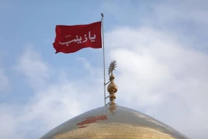 تعویض پرچم گنبد حرم حضرت زینب(س)