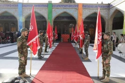 تعویض پرچم گنبد حرم حضرت زینب(س) 3