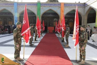 تعویض پرچم گنبد حرم حضرت زینب(س) 3