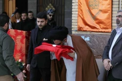 تعویض پرچم گنبد حرم حضرت زینب(س) 5