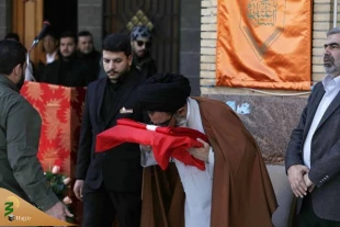 تعویض پرچم گنبد حرم حضرت زینب(س) 5