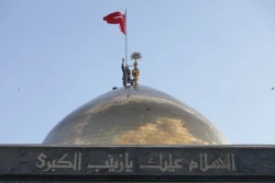 تعویض پرچم گنبد حرم حضرت زینب(س) 7