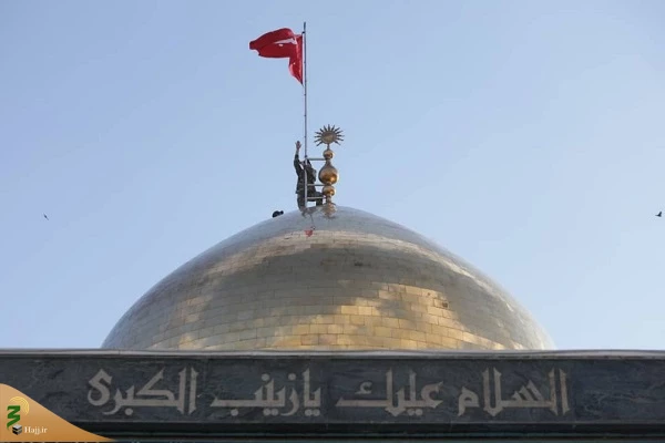 تعویض پرچم گنبد حرم حضرت زینب(س) 7