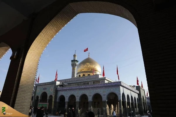 تعویض پرچم گنبد حرم حضرت زینب(س) 10
