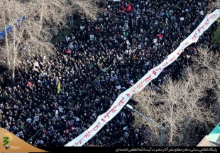 اقامه نماز بر پیکر شهید سپهبد قاسم سلیمانی و یاران مجاهد او به امامت رهبر انقلاب 18
