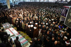 اقامه نماز بر پیکر شهید سپهبد قاسم سلیمانی و یاران مجاهد او به امامت رهبر انقلاب