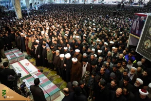 اقامه نماز بر پیکر شهید سپهبد قاسم سلیمانی و یاران مجاهد او به امامت رهبر انقلاب 19