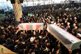 اقامه نماز بر پیکر شهید سپهبد قاسم سلیمانی و یاران مجاهد او به امامت رهبر انقلاب 20