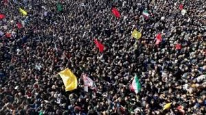 حضور جمعیت بی سابقه در کرمان برای تشییع پیکر سردار سلیمانی/شماری از تشییع کنندگان بر اثر ازدحام جمعیت جان باختند