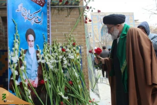 حجره طلبگی امام راحل در اراک گلباران شد