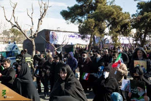 حضور ممثل الولي الفقيه في شوون الحج و الزياره في مسيرات ذكرى انتصار الثورة 4