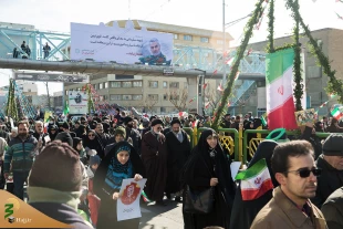حضور ممثل الولي الفقيه في شوون الحج و الزياره في مسيرات ذكرى انتصار الثورة 7