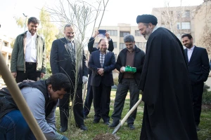 کاشت نهال توسط مسئولان حج وزیارت همزمان با روز درختکاری