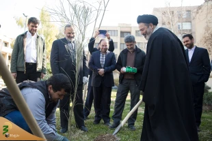 کاشت نهال توسط مسئولان حج وزیارت همزمان با روز درختکاری 2