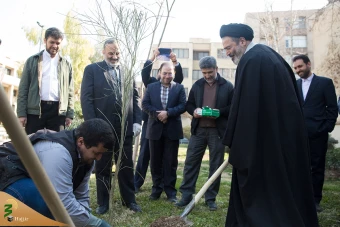 کاشت نهال توسط مسئولان حج وزیارت همزمان با روز درختکاری
 2