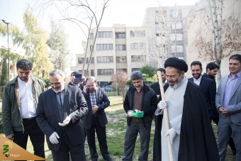 کاشت نهال توسط مسئولان حج وزیارت همزمان با روز درختکاری
 4