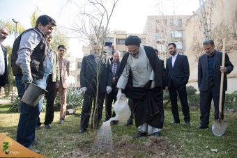کاشت نهال توسط مسئولان حج وزیارت همزمان با روز درختکاری
 7