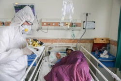 همزمان با روز نیمه شعبان؛

نمایندگان بعثه رهبری از ایثارگران جبهه سلامت در تهران تقدیر کردند 3