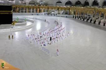اقامه نماز در کنار کعبه با حفظ فاصله اجتماعی 3