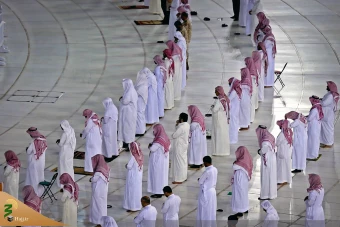 اقامه نماز در کنار کعبه با حفظ فاصله اجتماعی 6