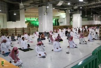 اقامه نماز در کنار کعبه با حفظ فاصله اجتماعی 7