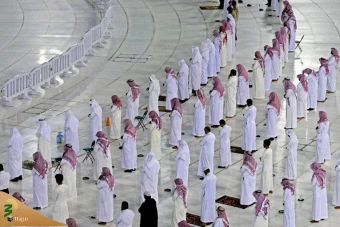 اقامه نماز در کنار کعبه با حفظ فاصله اجتماعی 11