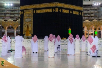 اقامه نماز در کنار کعبه با حفظ فاصله اجتماعی 22