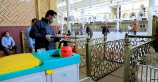  فضای حرم مطهر علوی به صورت مستمر غبار روبی و ضد عفونی می شود.  11