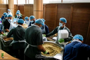 توزیع غذای تبرکی در محله های فقیرنشین نجف اشرف 3