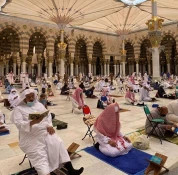 حضور زائران در مسجدالنبی (ص) با رعایت نکات بهداشتی 2