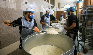 توزیع غذای تبرکی در اماکن قرنطینه بیماران کرونا توسط خادمان مهمانسرای آستان علوی 2