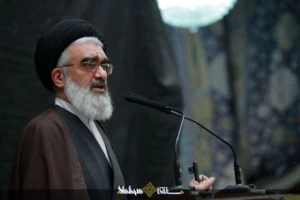 امام جمعه قم: نقش محوری حضرت آیت الله سیستانی تضمین کننده استقلال عراق است

