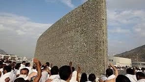 آیا سنگ زدن به یک دیوار در اعمال حج، کاری عاقلانه است؟
