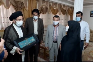 از خانواده شهید «حاج رضا رحیمیان ثابت» از شهدای حادثه منا تجلیل شد