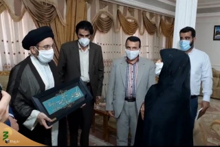 از خانواده شهید «حاج رضا رحیمیان ثابت» از شهدای حادثه منا تجلیل شد