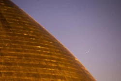 تعویض پرچم گنبد مطهر امام حسین(ع) و حضرت عباس(ع) همزمان با آغاز ماه محرم 8