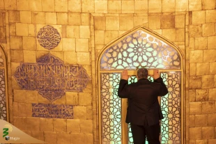 تعویض پرچم گنبد مطهر امام حسین(ع) و حضرت عباس(ع) همزمان با آغاز ماه محرم 9