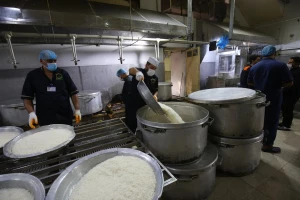 توزیع غذای تبرکی از سوی مهمانسرای آستان علوی در ایام اربعین