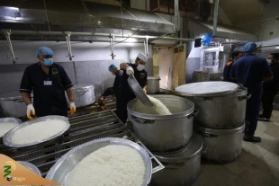 توزیع غذای تبرکی از سوی مهمانسرای آستان علوی در ایام اربعین 2