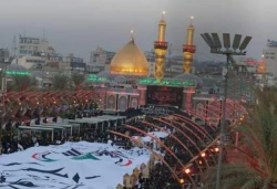طولانی‌ترین پرچم الحشد الشعبی بر دوش زائران اربعین در بین الحرمین 2
