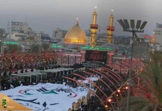 طولانی‌ترین پرچم الحشد الشعبی بر دوش زائران اربعین در بین الحرمین