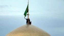پرچم حرم منور رضوی تعویض شد 5