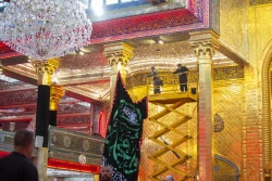 جمع آوری پرچمهای عزا از صحن مقدس عباسی با آغاز ماه ربیع الأول 3