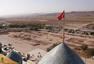 پرچم «یالثارات‌الحسین» بر فراز مسجد جمکران به اهتزاز درآمد