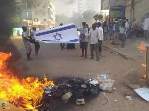 پرچم رژیم صهیونیستی در سودان به آتش کشیده شد+عکس

 2