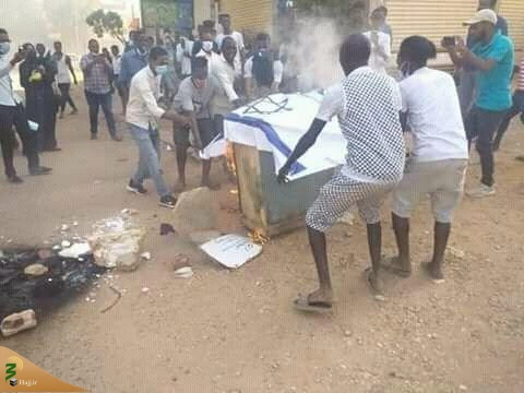 پرچم رژیم صهیونیستی در سودان به آتش کشیده شد+عکس

 2