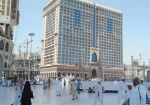 برخورد خودرو با در مسجدالحرام در مکه + فیلم